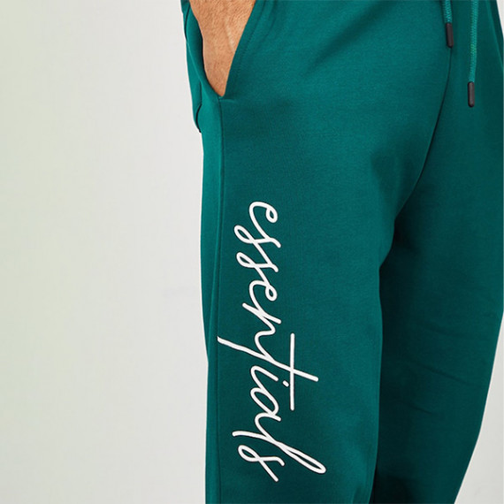 https://www.trendingfits.com/products/men-green-solid-relaxed-fit-cotton-joggers
