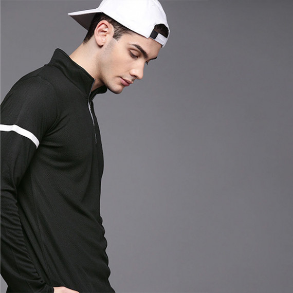 https://www.trendingfits.com/vi/products/men-black-self-design-mock-collar-t-shirt