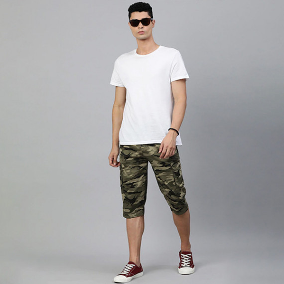 https://www.trendingfits.com/products/men-olive-green-beige-camouflage-printed-pure-cotton-34th-cargo-shorts