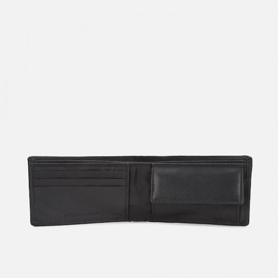 https://www.trendingfits.com/products/men-textured-two-fold-leather-wallet